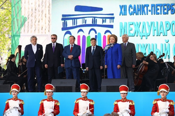 Учащиеся Павловской гимназии приняли участие в открытии XII Международного книжного салона