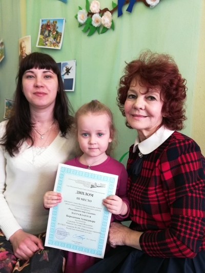 Воспитаннца средней группы детского сада Александра Бородачёва заняла III место в районном конкурсе чтецов «Разукрасим мир стихами»